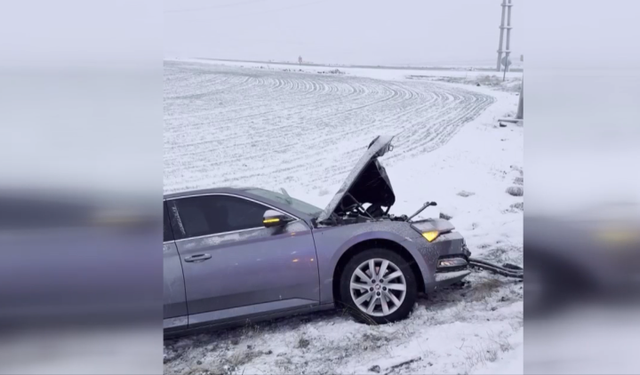 Kar küreme aracıyla otomobil çarpıştı 3 kişi yaralandı