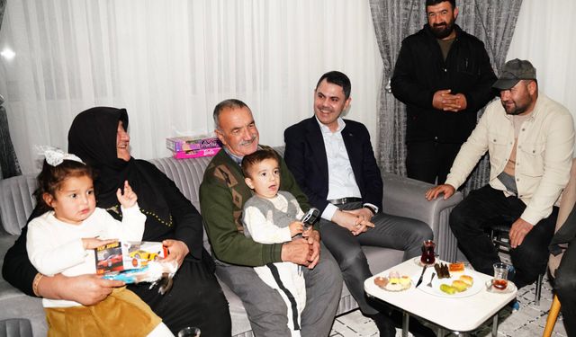 Murat Kurum Kahramanmaraş'ta depremzede aileyi yeni evinde ziyaret etti