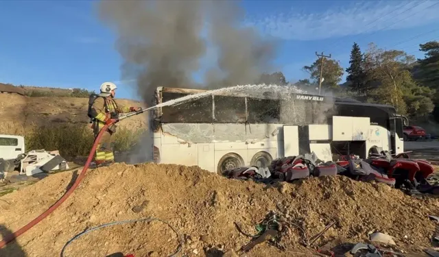 Hatay'da tamirhanedeki otobüste çıkan yangın söndürüldü