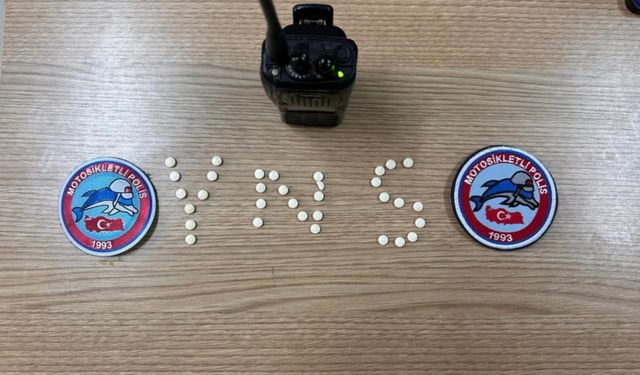 Hatay'da 33 uy*ştur*cu hap ele geçirilen otomobildeki 2 şüpheli gözaltına alındı