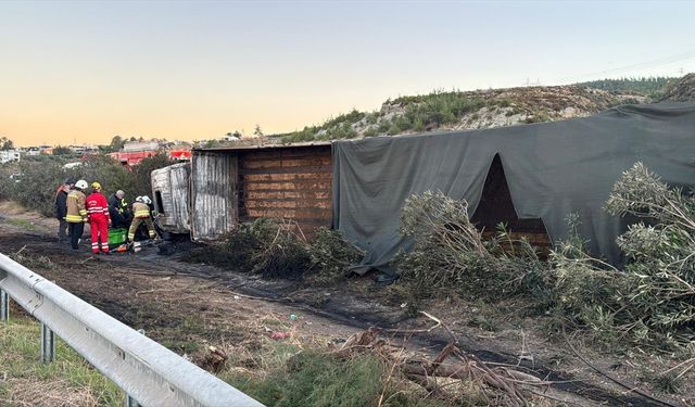 Hatay'da devrilen tırda çıkan yangında 2 kişi hayatını kaybetti