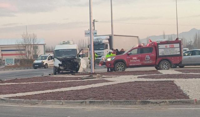 Afyonkarahisar’da öğrenci servisi kazası: 14 yaralı