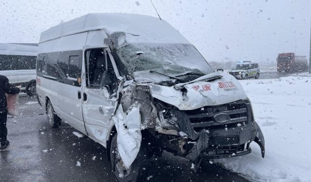 Kayseri'de işçi servisi ile tır çarpıştı: 11 yaralı