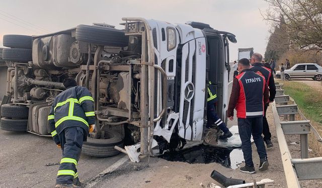 Mardin'de devrilen tırın sürücüsü yaralandı