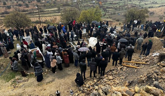 Mardin'deki trafik kazasında ölen anne ve 2 çocuğu ile 1 akrabaları defnedildi