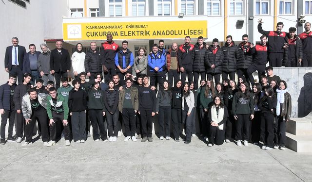 Onikişubat Belediyesporlu voleybolcular gençlerle buluştu