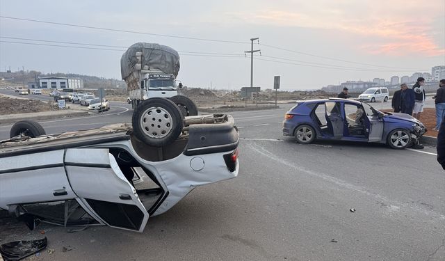 Şanlıurfa'da iki otomobilin çarpıştığı kazada iki kişi yaralandı