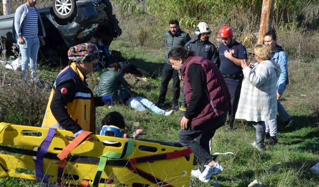 Serik'te şarampole yuvarlanan otomobildeki 3 kişi yaralı