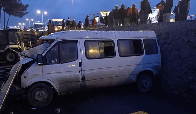 Sinop'ta işçi servisiyle otomobil çarpıştı: 1 ölü 10 yaralı