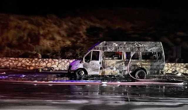 Mersin'de minibüste çıkan yangın söndürüldü