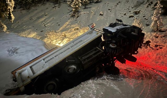 Adana'da kamyon şarampole devrildi!