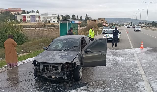 Mersin'de seyir halindeki otomobilde yangın çıktı!