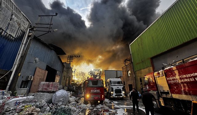 Mersin'de geri dönüşüm fabrikasında yangın paniği!
