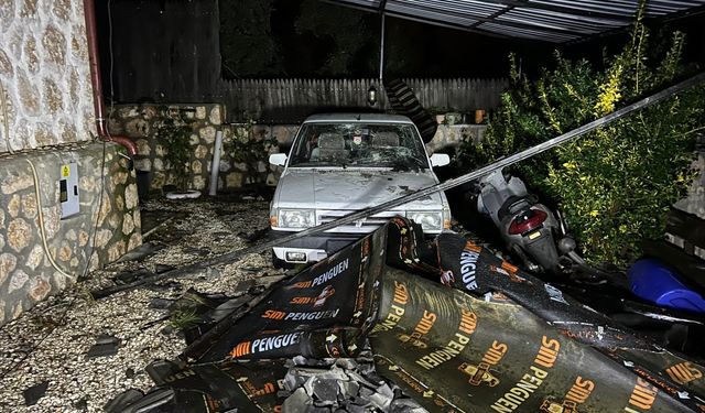 Antalya'da etkili olan hortum ortalığı savaş alanına çevirdi