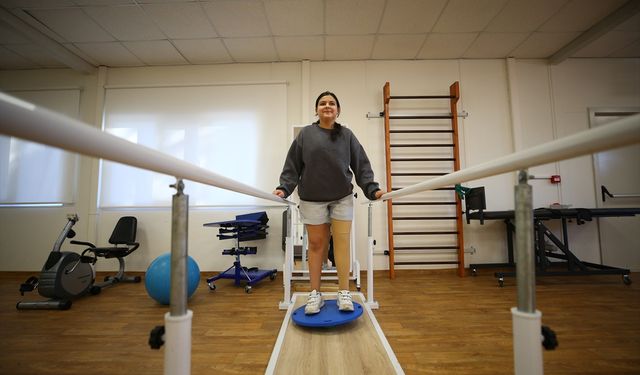 Enkazdan kurtarılan 13 yaşındaki Melike protezle yürümeye başladı