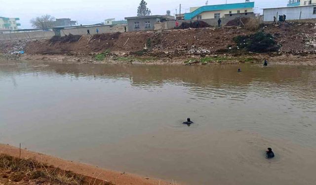 Şanlıurfa'da sulama kanalına düşen otomobilin sürücüsünü arama çalışmaları sürüyor