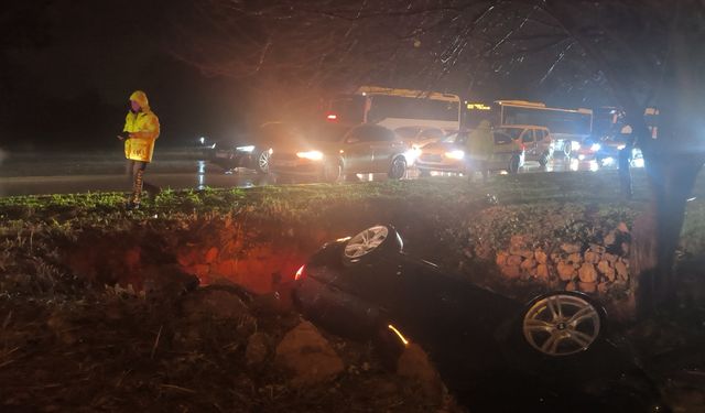 Antalya'da refüjdeki çukura düşen otomobildeki 3 kişi yaralandı