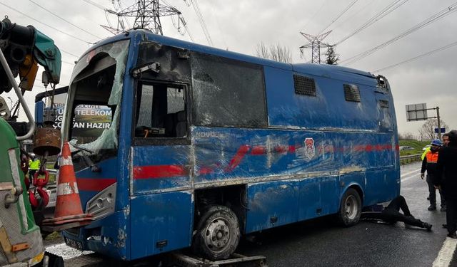 İstanbul'da cezaevi nakil aracı devrildi: 19 yaralı