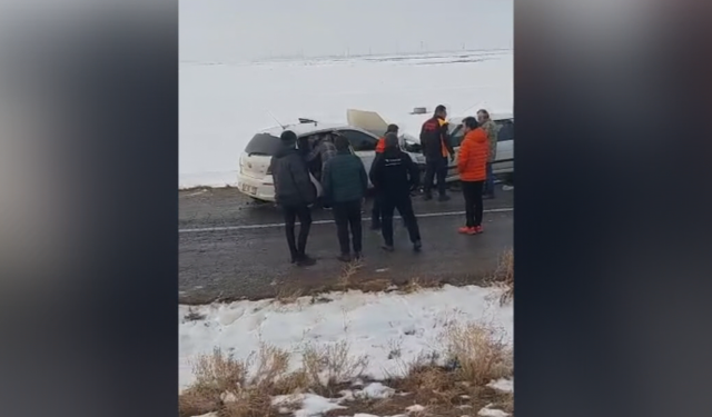 İki otomobilin çarpıştığı kazada 5'i öğretmen 6 kişi yaralandı