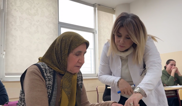 65 yaşındaki Zeliha teyze İngilizce öğrenme azmiyle örnek oluyor