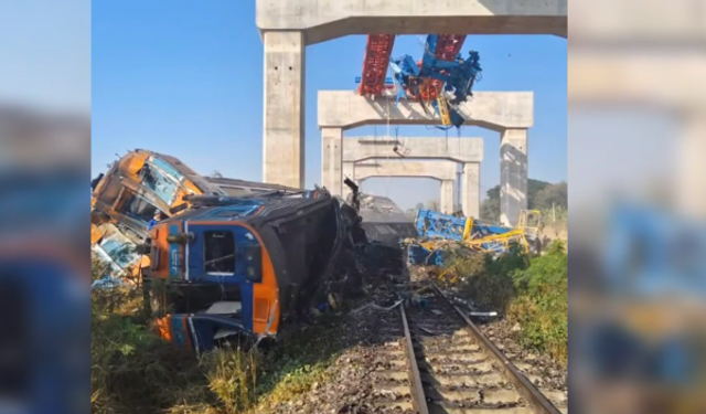 Tayland'da üzerine inşaat vinci düşen tren devrildi 22 ölü çok sayıda yaralı var