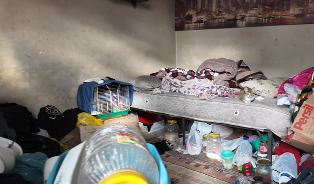 Adana'da şikayette bulunulan evden iki kamyon çöp çıktı