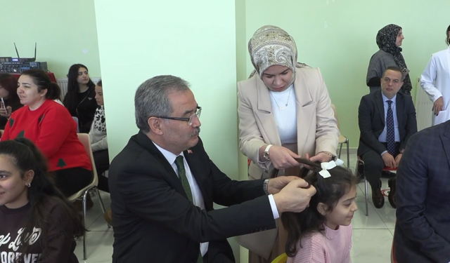 Babalar ve protokol üyeleri kız çocuklarının saçını ördü