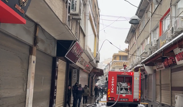 Gaziantep'te iş yerinde çıkan yangında 6 kişi dumandan etkilendi