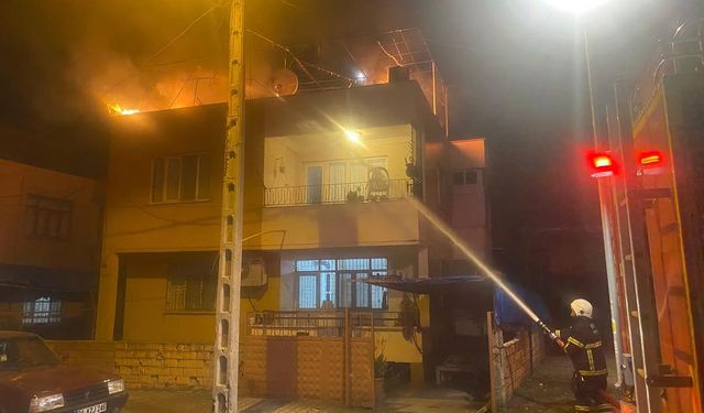 Hatay'da 2 katlı binanın damında çıkan yangın söndürüldü