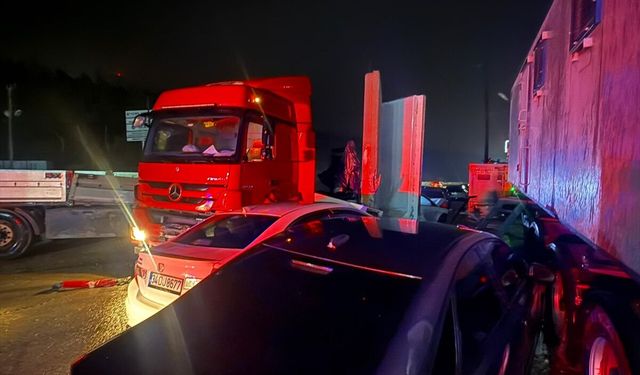 Hatay'da park halindeki 8 araca çarpan tırın sürücüsü yaralandı