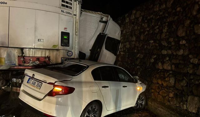 Burdur'da tır ve 2 otomobilin karıştığı kazada 1 kişi öldü, 7 kişi yaralandı