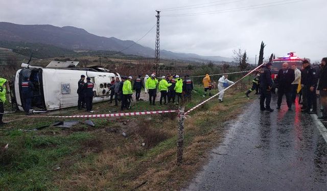 Kontrolden çıkan midibüs şarampole devrildi: 25 kişi yaralandı