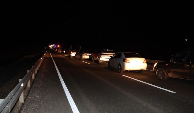 Mardin'de otomobil ile hafif ticari aracın çarpıştığı kazada 3 kişi öldü, 2 kişi yaralandı