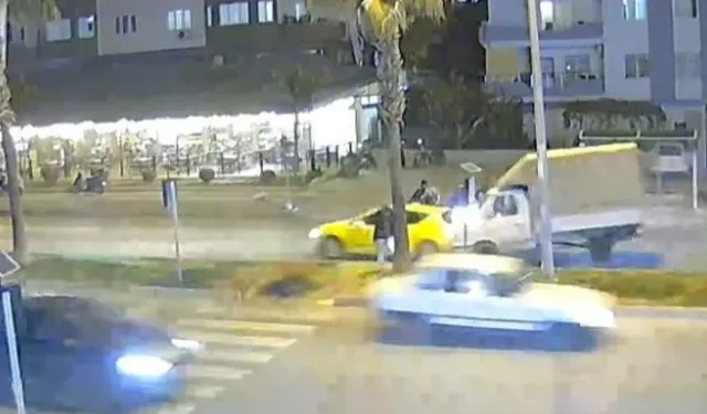 Mersin'de 4 aracın karıştığı zincirleme kaza kamerada