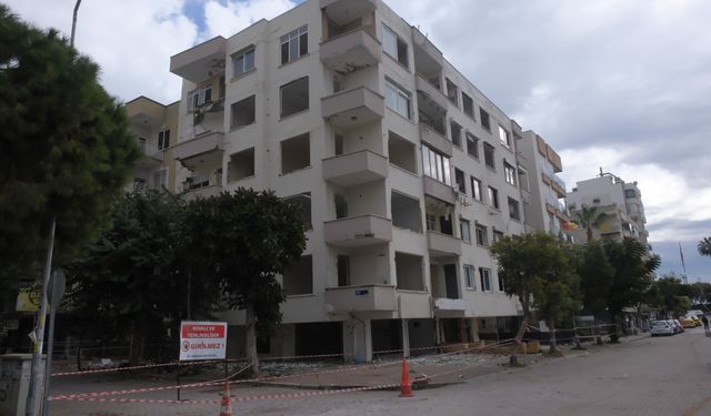 Mersin'de 5 katlı atıl binadaki 2 dairenin balkonları çöktü