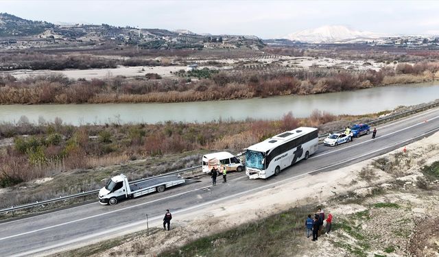 Mersin'de minibüs ile yolcu otobüsünün çarpıştığı kazada 2 kişi yaralandı