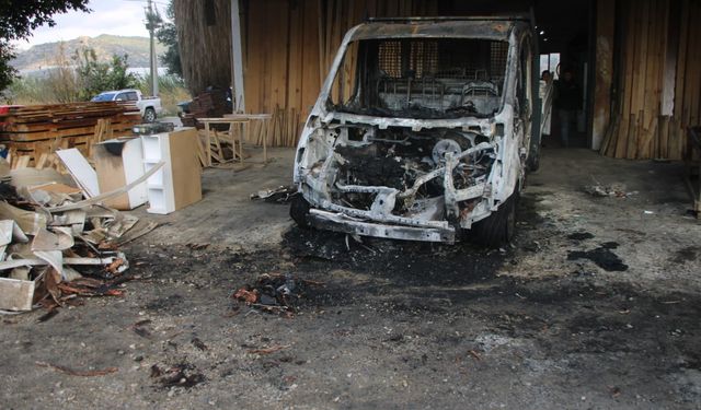 Mersin'de park halindeki kamyonet ve otomobil yandı