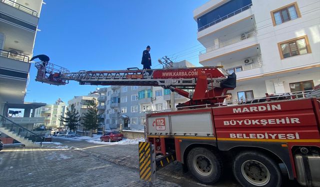 Midyat'ta balkonda mahsur kalan kadını itfaiye ekipleri kurtardı