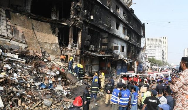 Pakistan'daki alışveriş merkezinde çıkan yangında can kaybı 60'a yükseldi