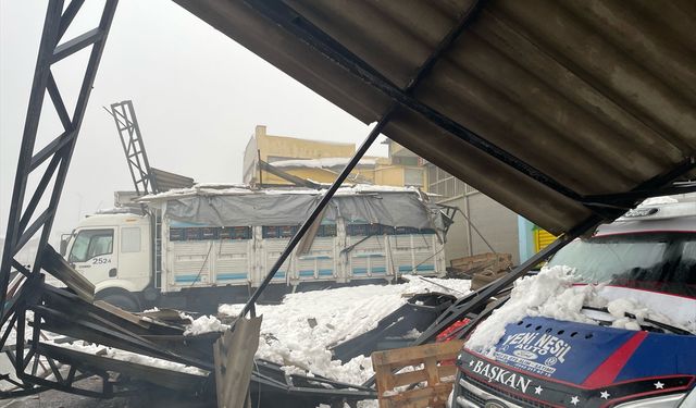 Şanlıurfa'da kar ve tipi nedeniyle 67 iş yerinin çatısı çöktü