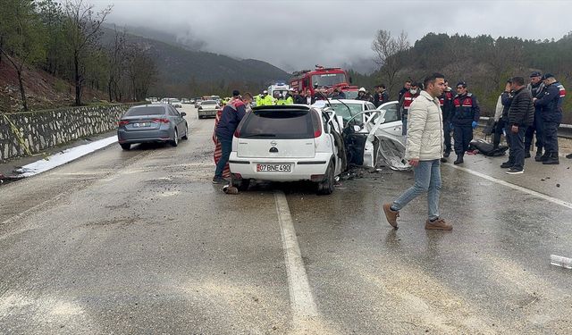 Burdur'da iki otomobilin çarpıştığı kazada 7 kişi öldü, 5 kişi yaralandı