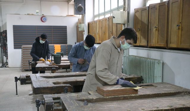 Kahramanmaraş'ta Meslek Lisesi Öğrencileri Depreme Rağmen Üretimi Sürdürüyor