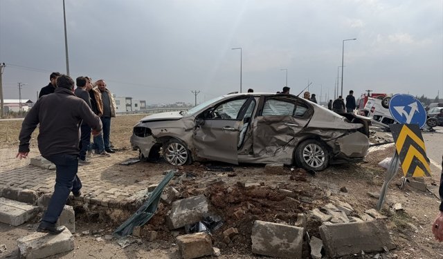 Adıyaman'da otomobil ile hafif ticari aracın çarpıştığı kazada 6 kişi yaralandı