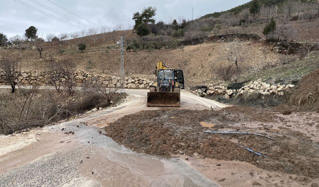 Büyükşehir ekipleri yolları tek tek onarıyor