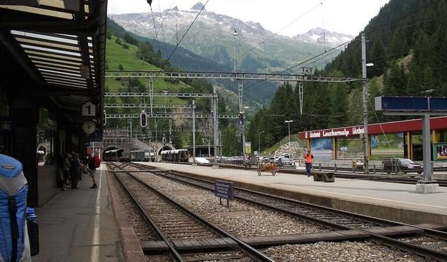 İsviçre'de 80 yolcuyu taşıyan tren raydan çıktı