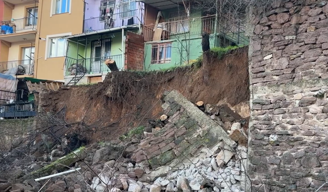 Uşak'ta toprak kayması ve istinat duvarının çökmesi sonucu 3 ev tahliye edildi