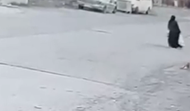 Hatay'da seyir halindeki pikabın açılan kasa kapağının çarptığı yaya yaralandı