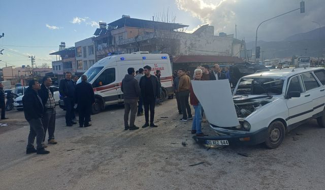 Hatay'da 2 otomobilin çarpıştığı kazada 4 kişi yaralandı