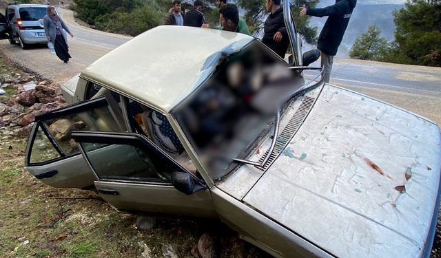 Yola yuvarlanan kaya aracı parçaladı