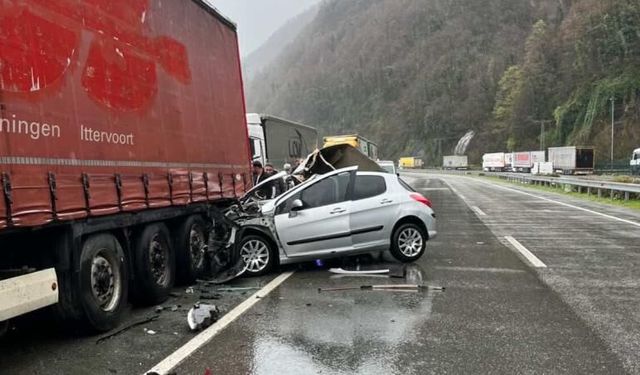 Artvin'de feci kaza: Tır otomobile çarptı, 2 kişi hayatını kaybetti!